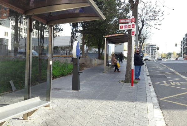 Nou carregador per a dispositius mòbils amb energia renovable a la Plaça de les Corts Catalanes / Joan XXIII