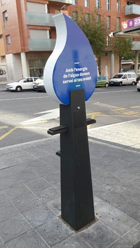 Nou carregador per a dispositius mòbils amb energia renovable a la Plaça de les Corts Catalanes / Joan XXIII