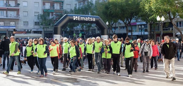 Amb armilla verda, una trentena de voluntaris es van distribuir per tot el recorregut per actuar com a guies i atendre les necessitats dels caminants