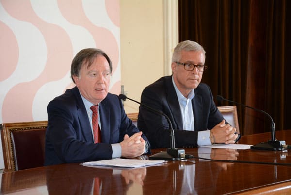 L'alcalde de Tarragona (dta.), Josep Fèlix Ballesteros i el president de l'Asociación Española de Abastecimientos de Agua y Saneamiento (AEAS), Fernando Morcillo