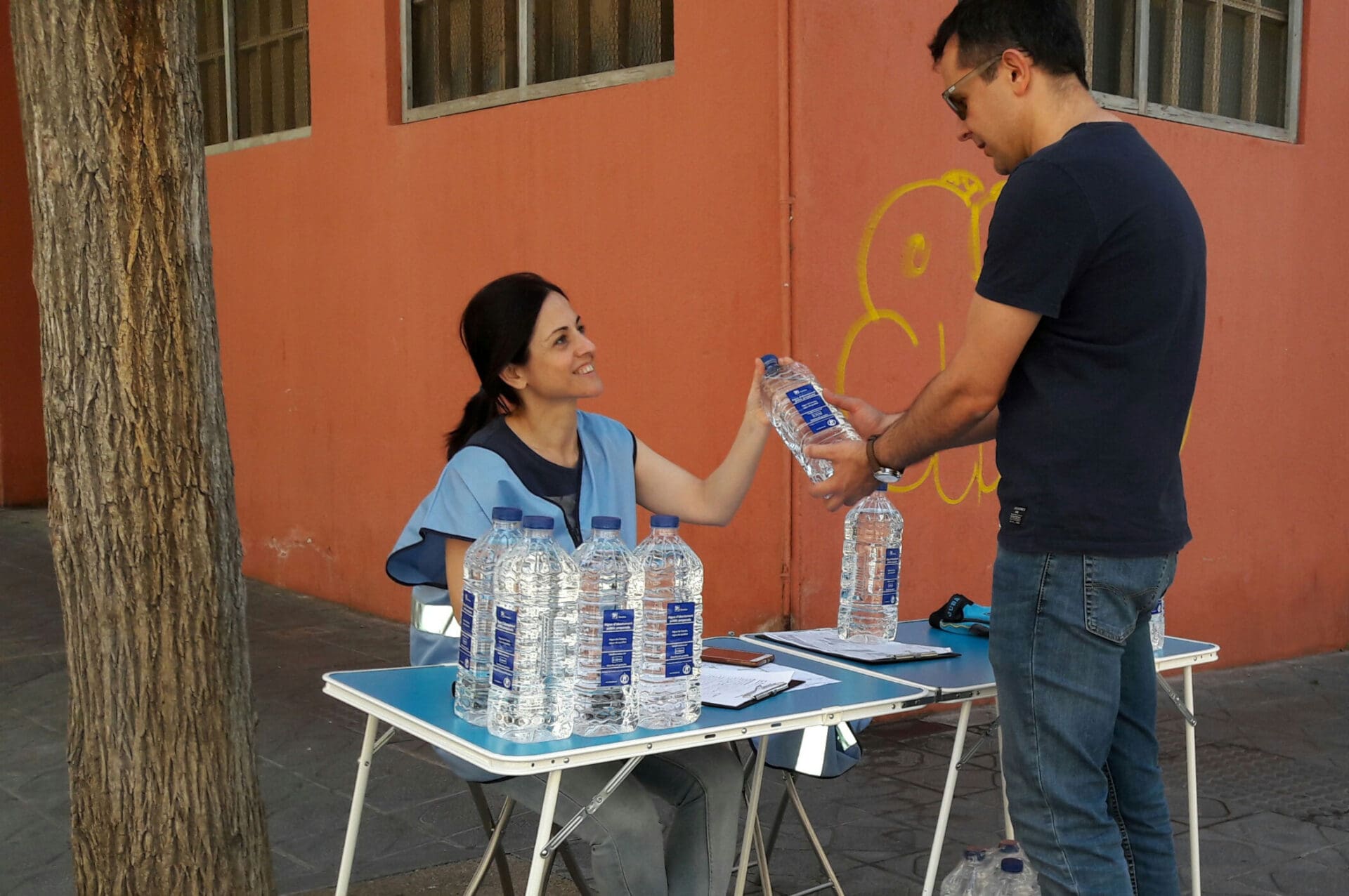 Repartiment d'aigua embotellada entre els abonats afectats