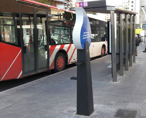 Nou carregador per a dispositius mòbils amb energia renovable a la Plaça de les Corts Catalanes / Joan XXIII