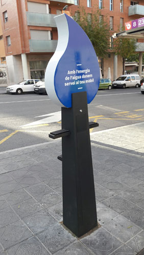 Nou carregador per a dispositius mòbils amb energia renovable a la Plaça de les Corts Catalanes / Joan XXIII