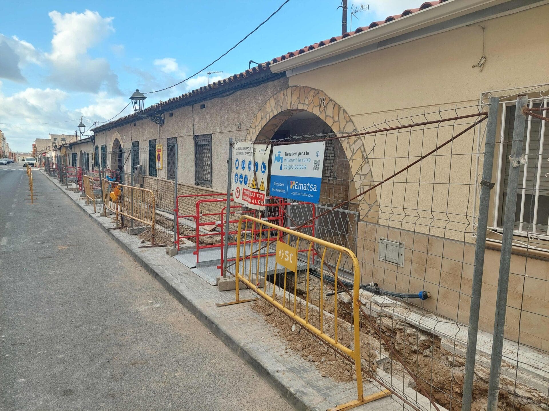 LES OBRES DE RENOVACIÓ DE LA XARXA D'ABASTAMENT AL CARRER TORTOSA DE TORREFORTA ENTREN A LA RECTA FINAL LES OBRES DE RENOVACIÓ DE LA XARXA D'ABASTAMENT AL CARRER TORTOSA DE TORREFORTA ENTREN A LA RECTA FINAL