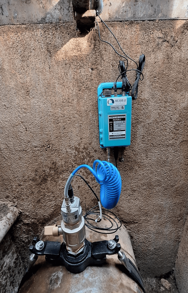Sensor instal·lat en una canonada de transport d'aigua