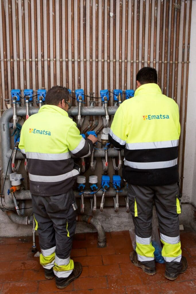 Operaris d'Ematsa instal·lant una bateria de comptadors